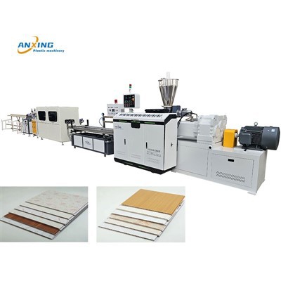 Stroj na vytláčanie plastových PVC stropov a nástenných panelov